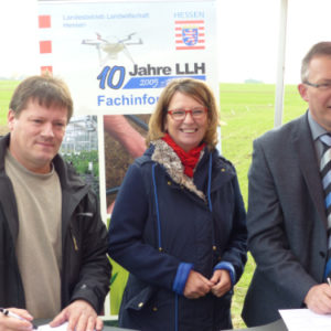 Von links: Domänenpächter Christoph Förster, Ministerin Priska Hinz und LLH-Direktor Andreas Sandhäger bei der Unterzeichnung des Nutzungsvertrages
