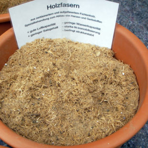 Holzfasern, Kompost und Rindenhumus dienen als Zuschlagstoffe für torffreie Substrate