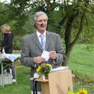 Der Leiter der Gartenakademie Herr Müller begrüsst die Absolventen.