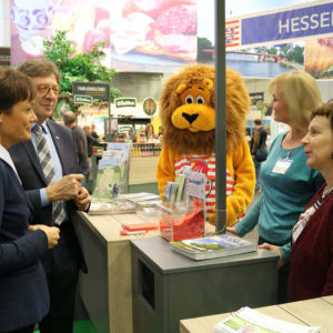Frau Puttrich (Hess. Europaministerin) und Herr Färber (Aufsichtsratsvorsitzender der MGH) informieren sich am Gemeinschaftsstand des LLH und RP Gießen.