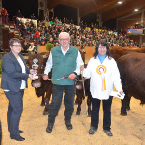 Stefanie Nagel vom HMUKLV übergab Karl Wilhelm Becker, Lehrbach, den Pokal des LLH für die Kuh mit der besten Fruchtbarkeitsleistung; gleichzeitig war Rita auch Siegerkuh beim Roten Höhenvieh.