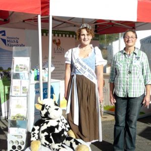Milchkönigin Laura I. und Frau Götzinger-Heldmann von der LVM vor dem Messestand