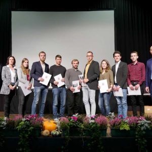 Absolventen der Berufsschule Limburg mit Dr. Andrea Hesse und Ehrengästen.