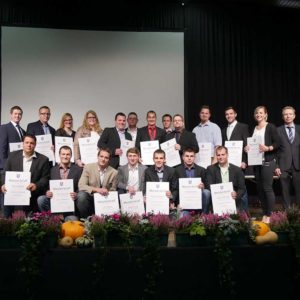 Absolventen der landwirtschaftlichen Meisterprüfung mit Helmut Dersch sowie Ehrengästen.