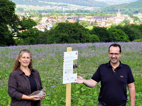 Bürgermeister Michael Köhler und Andrea Imhäuser (LLH) am Info-Schild; Foto: Nico Grochowski, Gemeinde Bad Zwesten