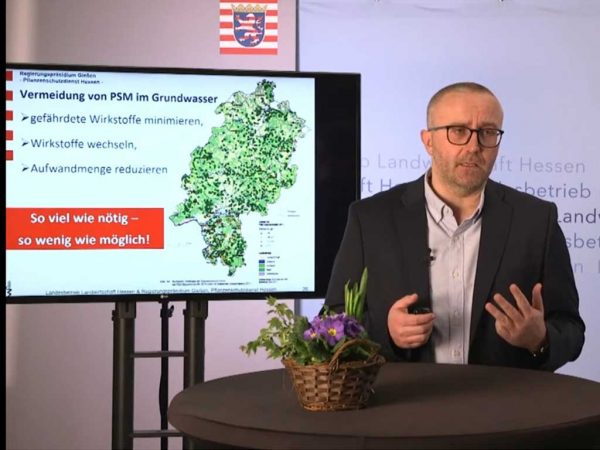 Dr. Ruben Gödecke vom Pflanzenschutzdienst Hessen bei einem Vortrag über Pflanzen- und Gewässerschutz