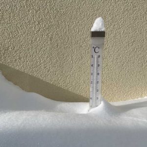 Thermometer im Schnee