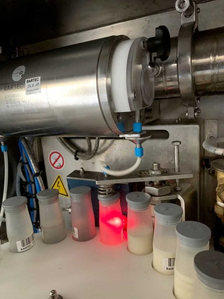 Für eine repräsentative Untersuchung der angelieferten Milch werden noch im Milchsammelwagen mit einem speziellen Entnahmegerät Proben gezogen