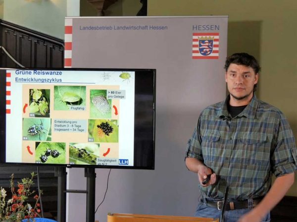 Christian Fetzer vom LLH-Beratungsteam Gartenbau bei einem Vortrag über invasive Wanzenarten