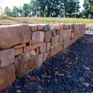 Mauer-Projekt: Wiederverwendung von Bauschutt-Resten