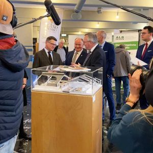 Am Stand des LLH tauschten sich Ministerpräsident Boris Rhein, HBV-Präsident Karsten Schmal und LLH-Direktor Andreas Sandhäger zur Zukunft der Tierhaltung in Hessen aus