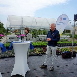 Wolfgang Schorn, Leiter der Fachinformation Gartenbau, stellte Ansätze zur Pestizid-Reduktion im Zierpflanzenbau vor
