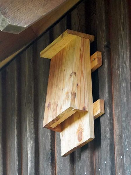 Fledermauskasten aus Holz an einer Fassade