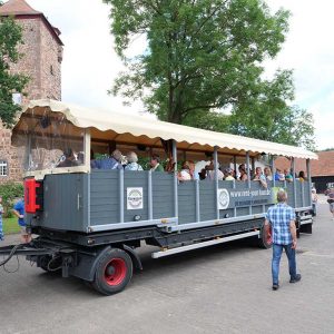 Planwagen mit Passagieren bei einer Rundfahrt