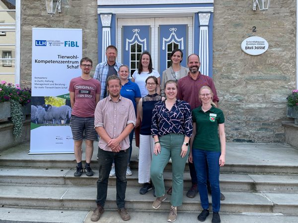 Personengruppe vor dem Portal des Herrenhauses des Bildungszentrum Landwirtschaft Haus Düsse, links ein Roll-up.