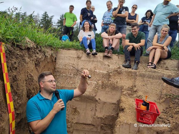 Der Berater und Betriebsbegleiter Moritz Böhm zeigt die Dicke einer Luzernewurzel in 70 cm Tiefe