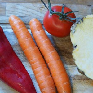 Auf dem Foto sind gelbe, orangefarbene und rote Gemüsearten abgebildet. Sie enthalten viele gesunde „Xanthos“ und „Carottis“. Sie sind aber auch in essbaren Blüten und Kohlarten zu finden. So wie die „Anthos“ aus den Früchten entfalten auch sie im menschlichen Körper ihre Schutzfunktionen und sollten daher regelmäßig auf dem Speiseplan stehen.