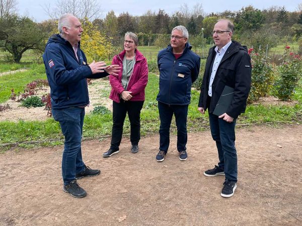 4 Personen auf dem gartenbaulichen Versuchsgelände im Gespräch