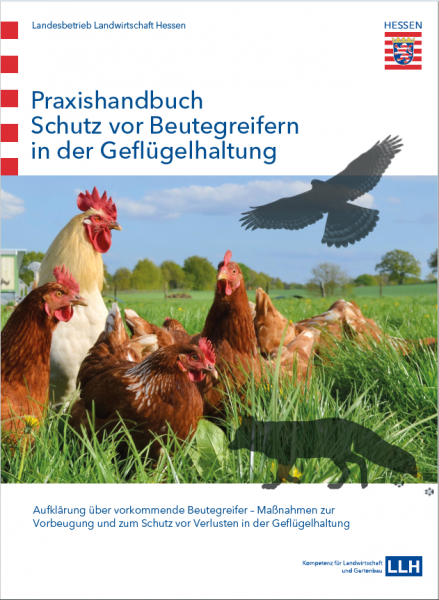 Titelblatt der Broschüre "Schutz vor Beutegreifern in der Geflügelhaltung"; Hühner auf einer Wiese und Grafikelemente von Raubvogel und Fuchs