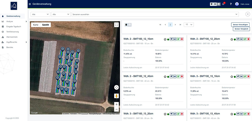 Der Screenshot zeigt die Benutzeroberfläche einer IoT-Plattform zur Geräteverwaltung in der Landwirtschaft. Links ist eine Satellitenkarte eines Versuchsfelds zu sehen, auf dem mehrere Sensorstandorte mit blauen Markierungen eingezeichnet sind. Die rechte Bildschirmhälfte ist in mehrere Informationsboxen aufgeteilt, die Sensordaten anzeigen. Jede Box enthält Angaben wie Bodentemperatur, Bodenfeuchte, Signalstärke und den Zeitpunkt der letzten Datenübertragung. Oberhalb der Karte befinden sich Filter- und Steuerfunktionen zur Auswahl von Sensoren. Die Navigation der Plattform ist am linken Rand als vertikales Menü dargestellt.