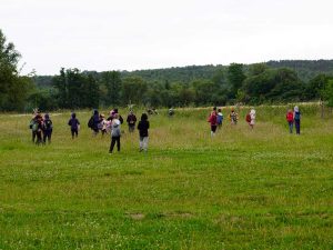 eine Gruppe von Grundschülern im auf einer Wiese