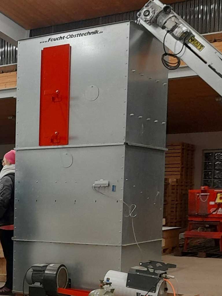 Quaderförmiger Turm als Metall mit einer roten Öffnung