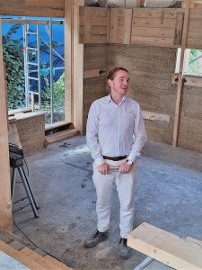 Henrik Pauly steht in einem im Bau befindlichen Hanfkalkhaus