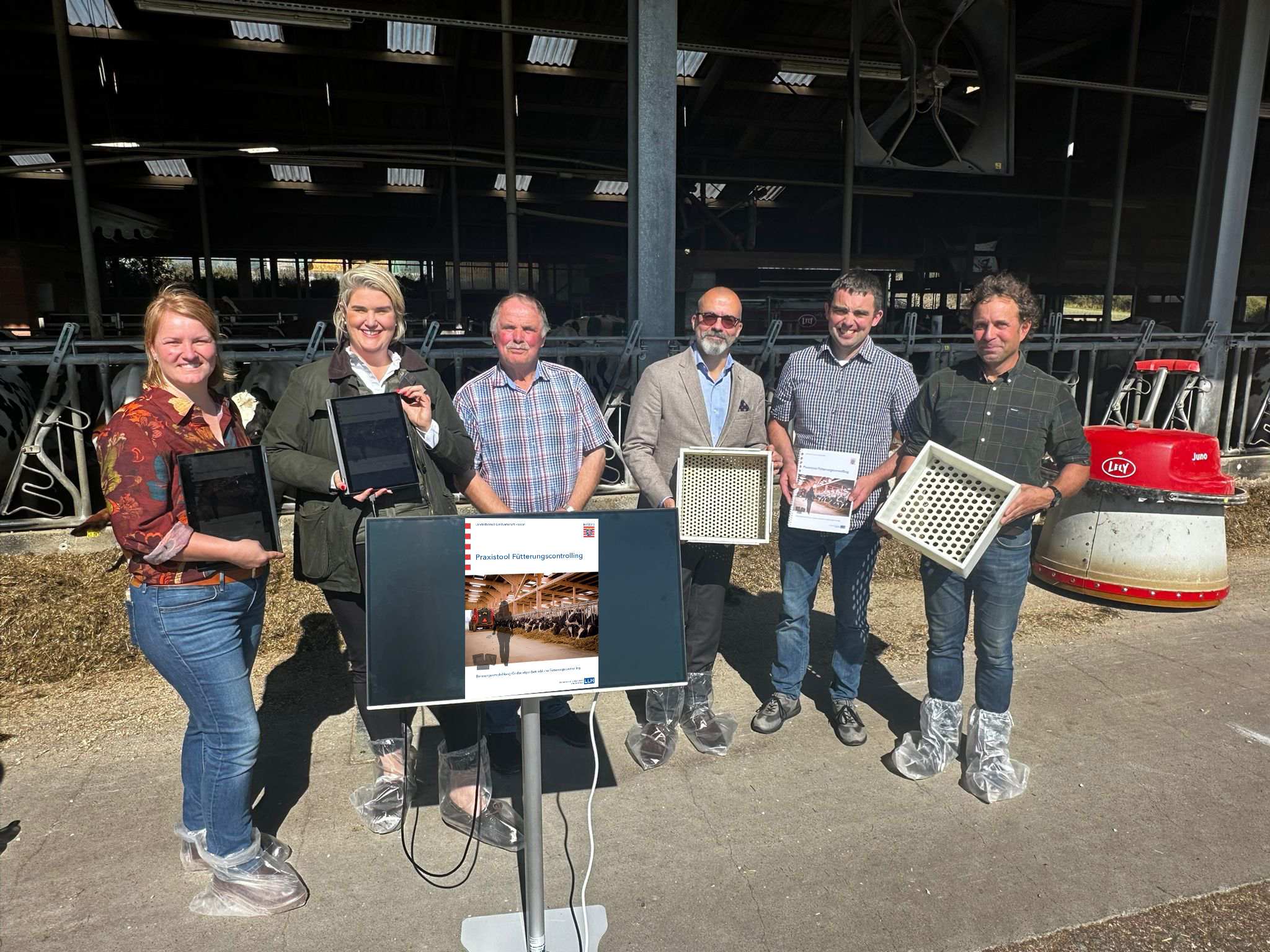 Sechs Personen in einem Rinderstall