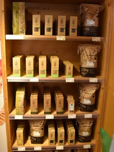Regal mit vielfältigen Produkten in unterschiedlichen Größen