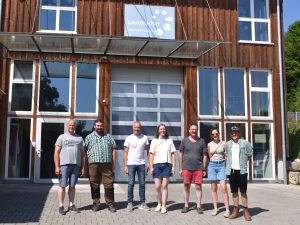 Die Exkursionsteilnehmenden vor der Verpackungshalle der Lauteracher Alb-Feld-Früchte