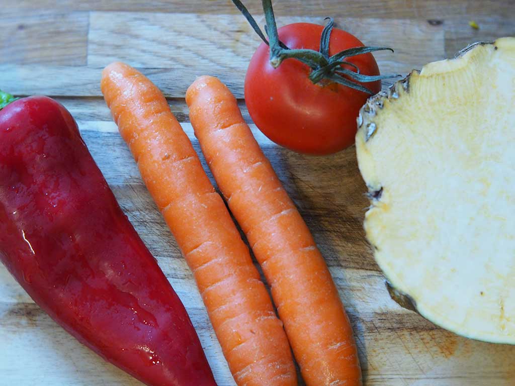 Auf dem Foto sind gelbe, orangefarbene und rote Gemüsearten abgebildet. Sie enthalten viele gesunde „Xanthos“ und „Carottis“. Sie sind aber auch in essbaren Blüten und Kohlarten zu finden. So wie die „Anthos“ aus den Früchten entfalten auch sie im menschlichen Körper ihre Schutzfunktionen und sollten daher regelmäßig auf dem Speiseplan stehen.