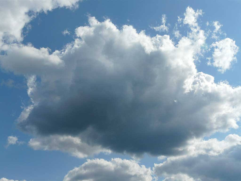 weiße und graue Wolken an blauem Himmel