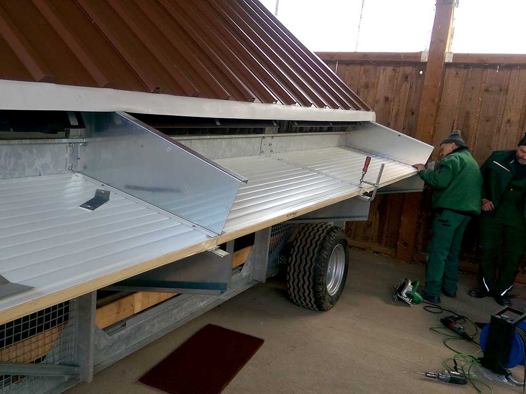2 Landmaschinenmechaniker bei der Montage eines Hühnermobils