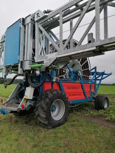 Das Foto zeigt eine selbstfahrende Regenmaschine von Fasterholt mit hydraulisch teleskopier- und klappbarem Auslegergestänge.