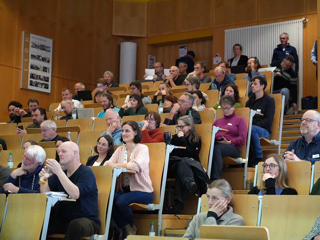 Blick in den gut besuchten Hörsaal.
