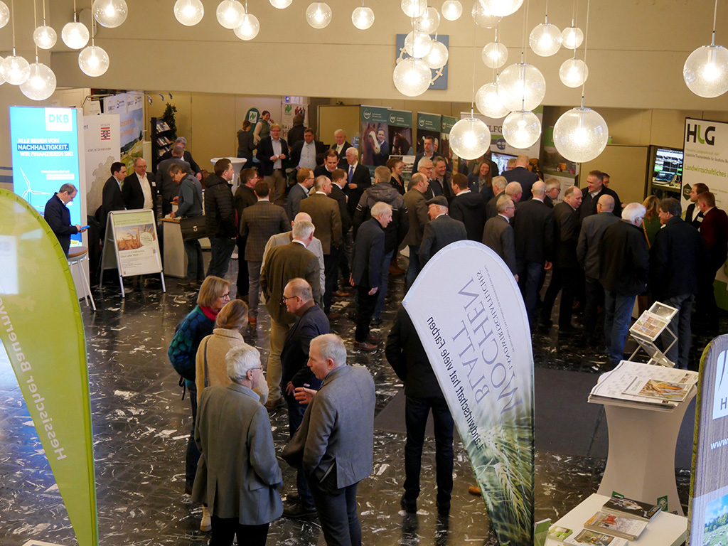 Personengruppe in einem Foyer