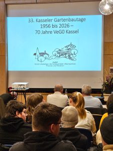 Blick über das Publikum Richtung Präsentation