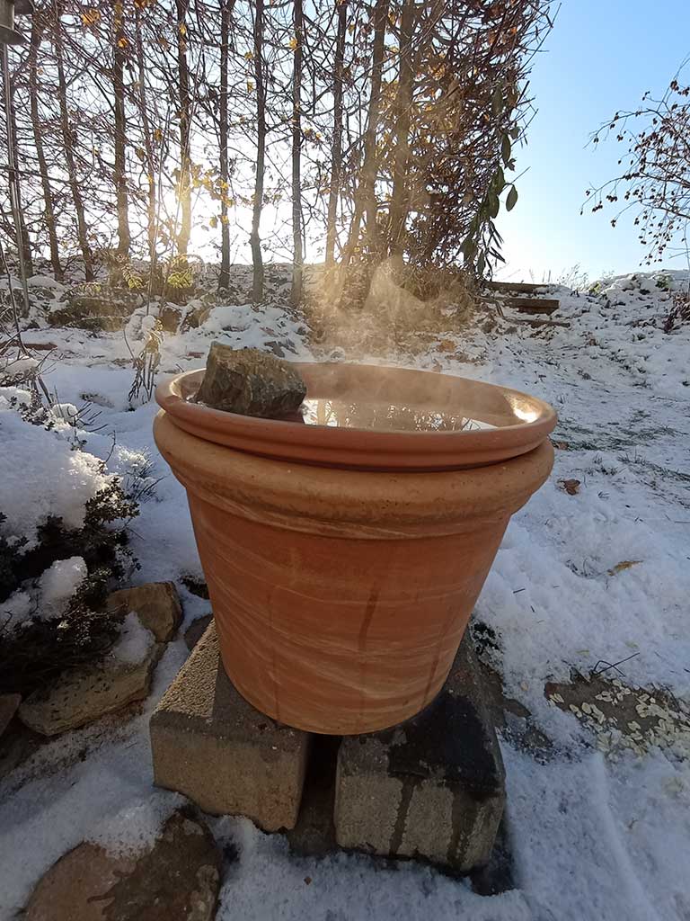 frostsichere dampfende Vogeltränke im Schnee