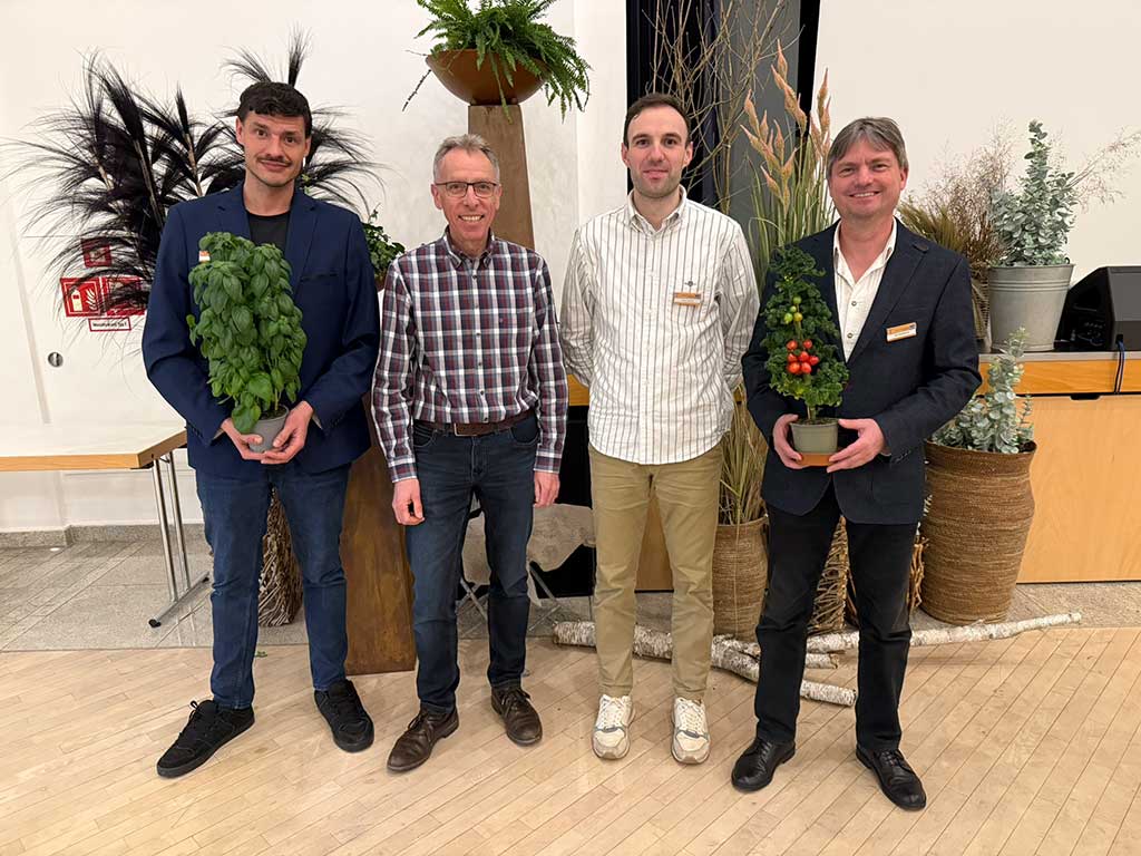 Gruppenfoto von vier Referenten beim Hessischen Gemüsebautag 2026 in Gernsheim, zwei davon präsentieren eine Tomatenpflanze.