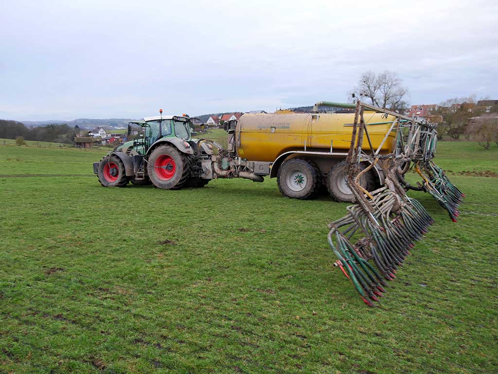Trecker mit Güllefass bei der Gülleausbringung mittels Schleppschlauch