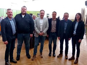 6 Personen stehen in einem Veranstaltungssaal