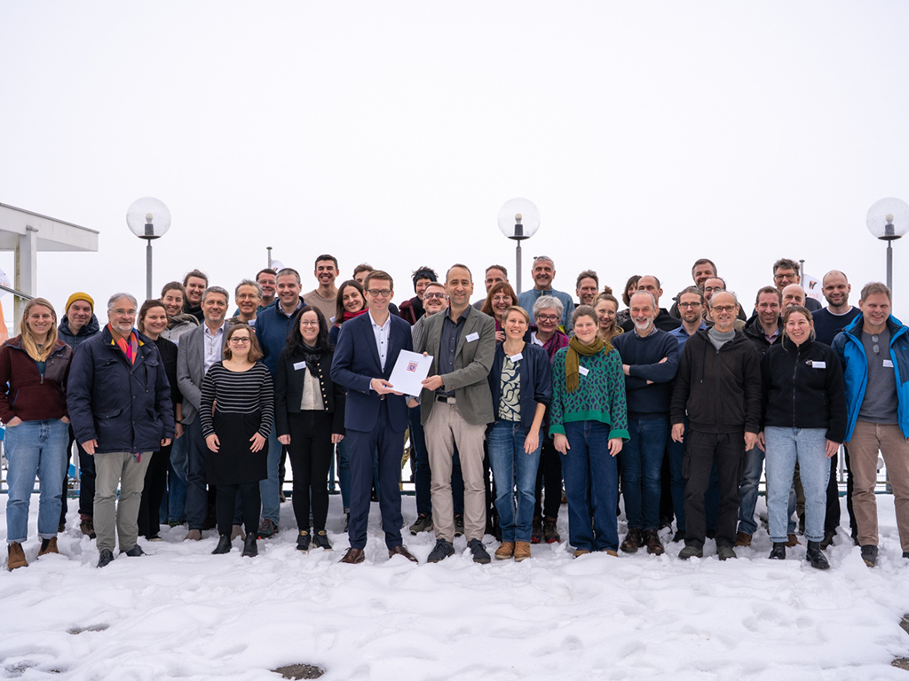 Gruppenfoto, im Vordergrund Schnee