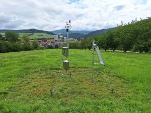 Wetterstation auf einer Wiese