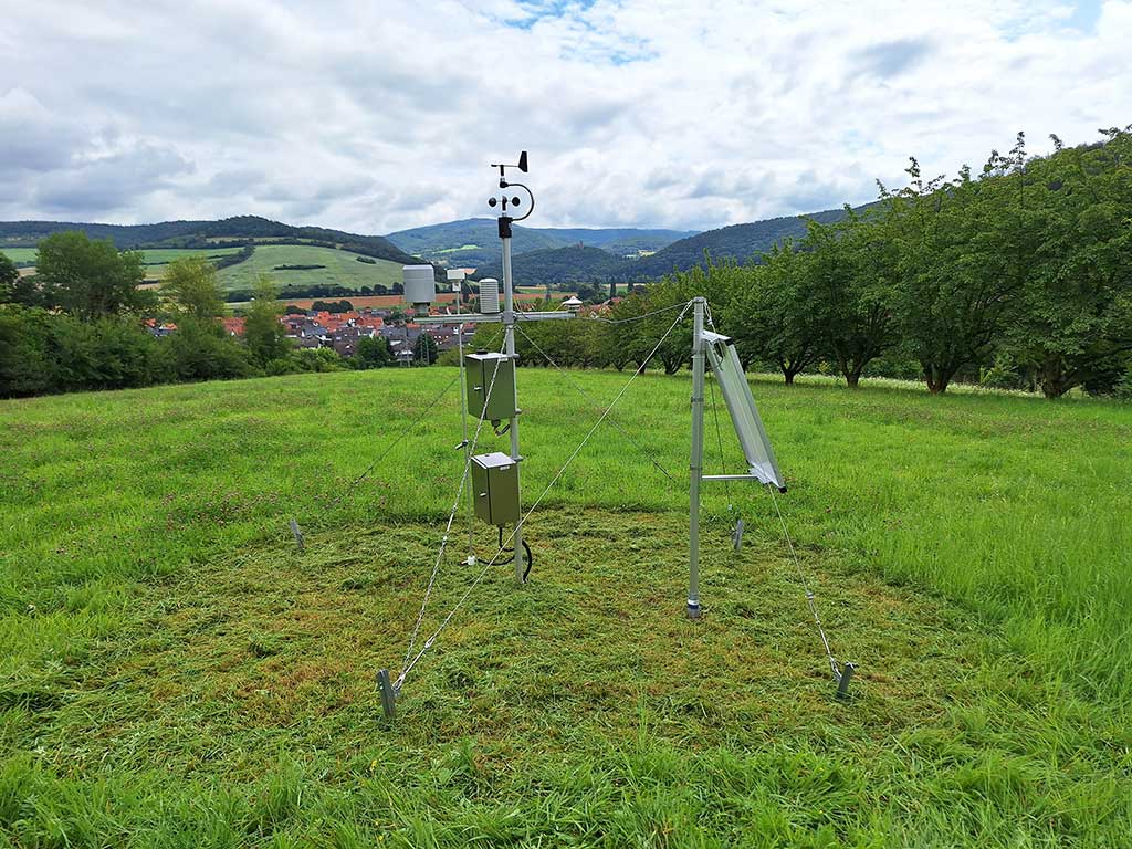 Wetterstation auf einer Wiese