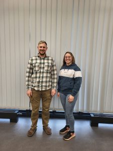 ein Mann und eine Frau stehen in einem Raum