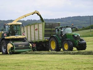 2 Trecker bei der Grassilageernte auf dem Grünland