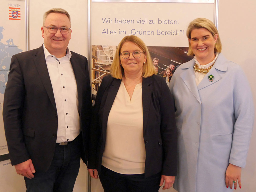 Gruppenfoto mit Martin Grenzebach mit den kommissarischen Leiterinnen des LLH, Anna Kaiser (re.) und Katrin Walmanns