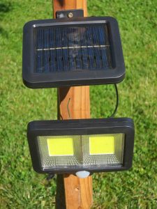 solarbetriebener LED-Strahler an einem Pfahl