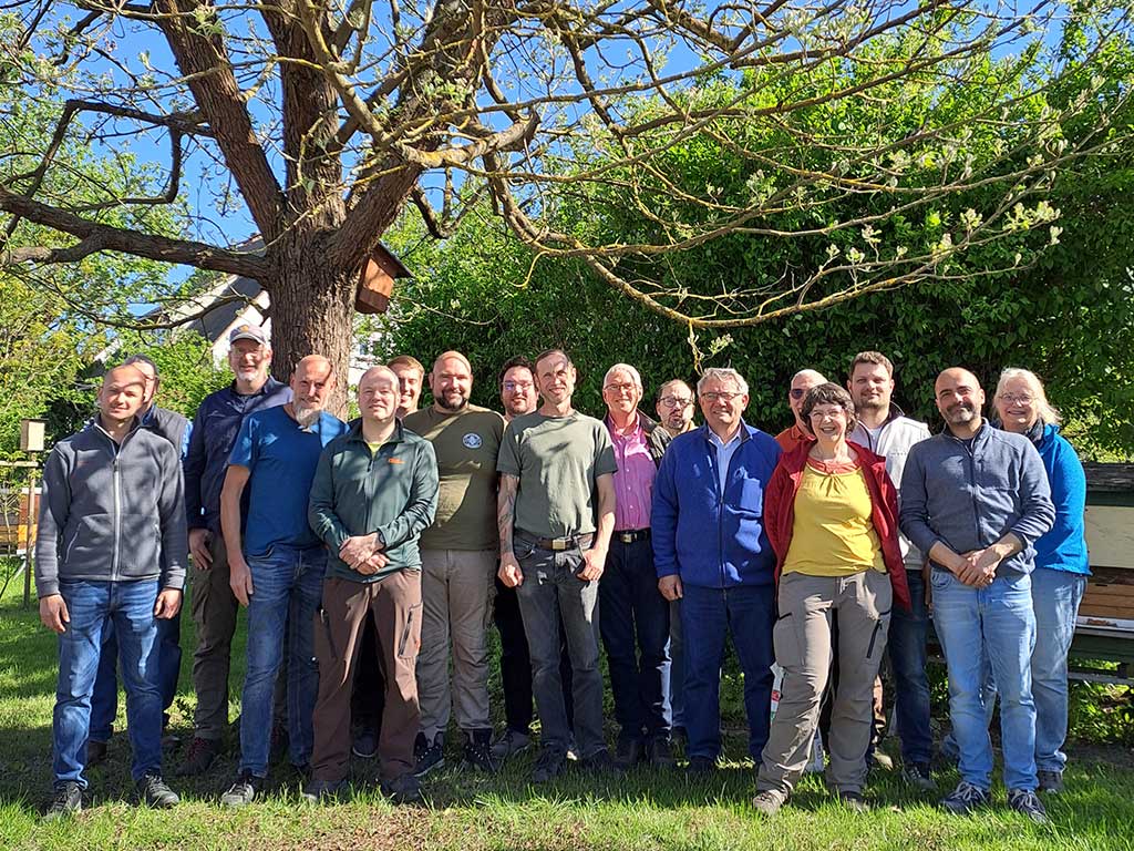 Gruppenbild der Lehrgangs-Teilnehmenden im Garten des Bieneninstituts Kirchhain