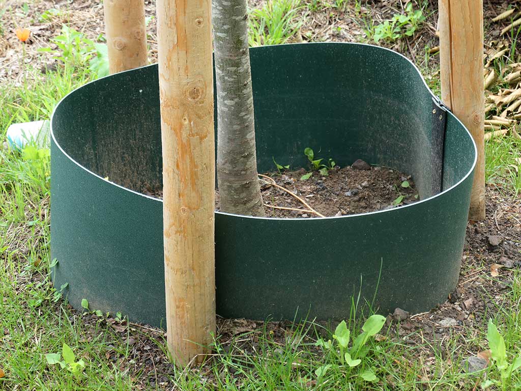 Gießrand aus recyceltem Kunststoff (an den Baumpfählen befestigt)